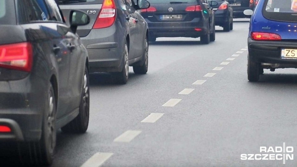 Spory korek utworzył się w piątek po południu na drodze krajowej nr 13. Fot. Łukasz Szełemej [Radio Szczecin/Archiwum]