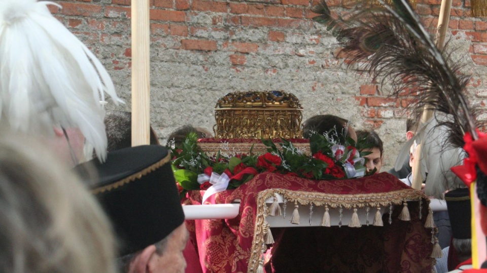 Relikwiarz głowy świętego Stanisława niesiony podczas procesji. źródło: pl.wikipedia.org/wiki/Procesja_świętego_Stanisława