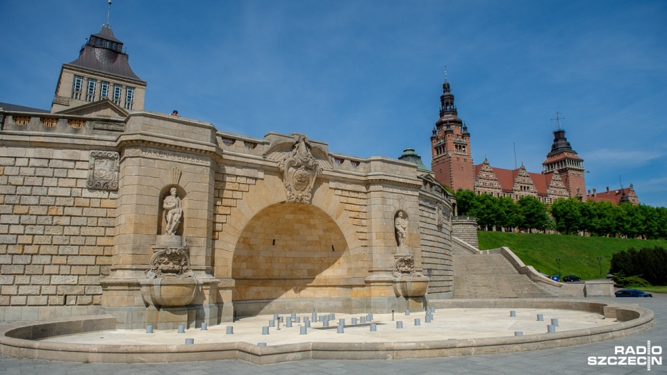 Fontanny trysną do końca przyszłego tygodnia. Oprócz tej na Wałach Chrobrego, gdyż wymaga konserwacji, m.in. trzeba będzie tam zabezpieczyć nieckę. Dlatego woda poleje się z niej najpóźniej, bo dopiero w czerwcu. Fot. Olaf Nowicki [Radio Szczecin]
