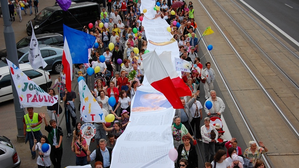 Niedzielna manifestacja pro-life, największa w Polsce, rozpocznie się w niedzielę o 15 na Jasnych Błoniach w Szczecinie. Co roku gromadzi na ulicach Szczecina kilkanaście tysięcy ludzi. Fot. Fundacja Małych Stópek