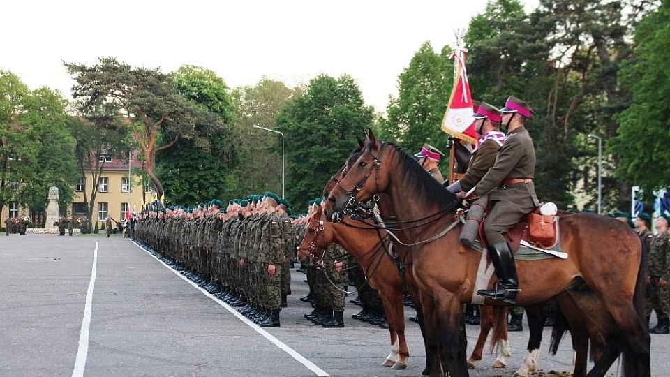 Uroczystości rozpoczął wieczorny apel w koszarach przy alei Wojska Polskiego w Szczecinie. Fot. 12 BZ