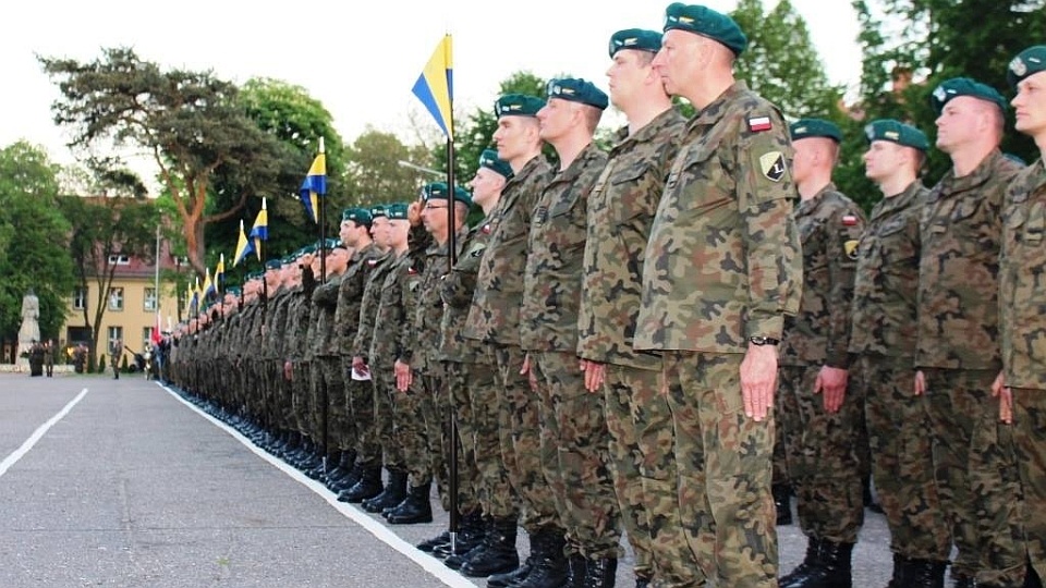 Uroczystości rozpoczął wieczorny apel w koszarach przy alei Wojska Polskiego w Szczecinie. Fot. 12 BZ