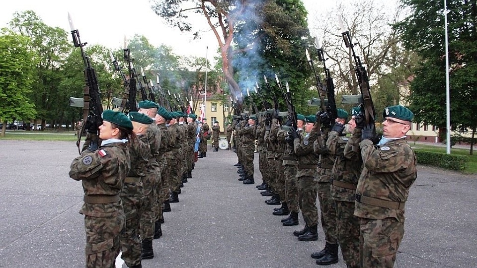 Uroczystości rozpoczął wieczorny apel w koszarach przy alei Wojska Polskiego w Szczecinie. Fot. 12 BZ