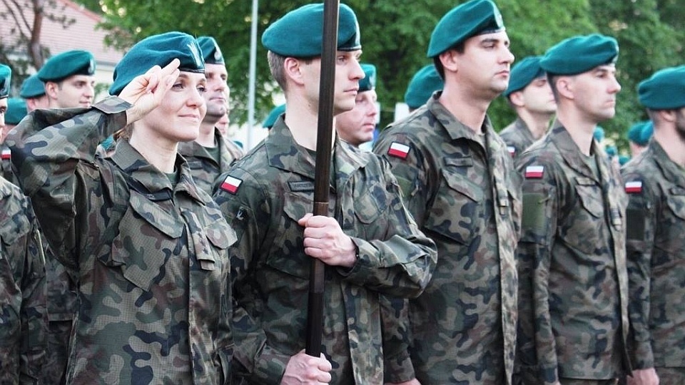 Uroczystości rozpoczął wieczorny apel w koszarach przy alei Wojska Polskiego w Szczecinie. Fot. 12 BZ