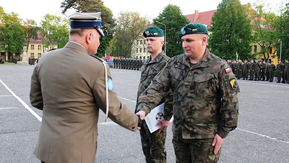 Uroczystości rozpoczął wieczorny apel w koszarach przy alei Wojska Polskiego w Szczecinie. Fot. 12 BZ