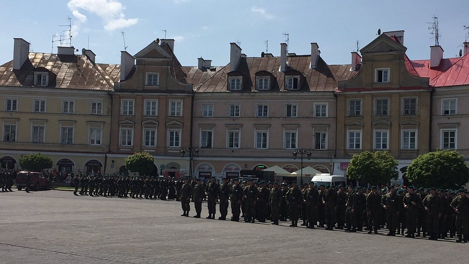 Ślubowanie złożą też żołnierze w Lublinie i Rzeszowie, gdzie mieszczą się brygady obrony terytorialnej. W sumie słowa roty wypowie blisko 400 ochotników. Fot. twitter.com/MON_GOV_PL