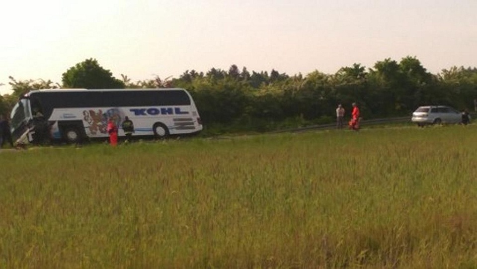 Samochód osobowy zderzył się z autokarem. Trwa akcja ratunkowa. Fot. Internautka Monika