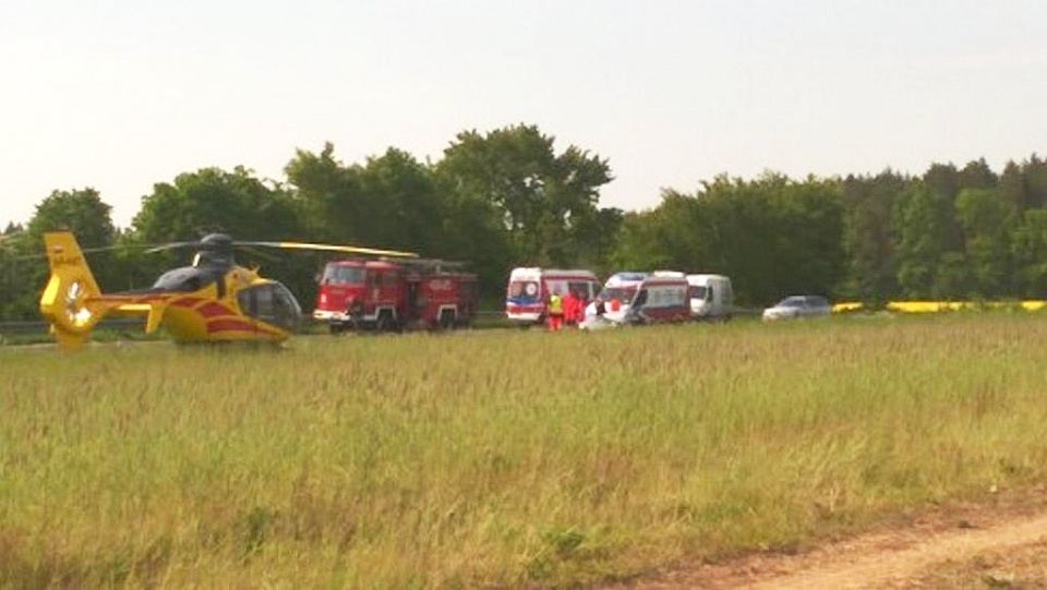 Samochód osobowy zderzył się z autokarem. Trwa akcja ratunkowa. Fot. Internautka Monika