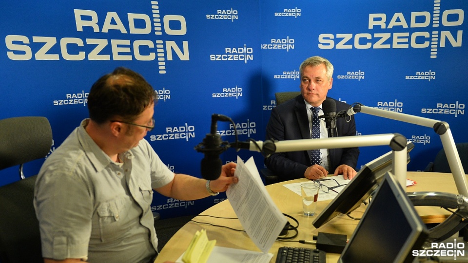 Jerzy Szmit podkreślił, że inwestycje zapowiadane przez poprzedni rząd w 2015 roku były nierealne, bo w budżecie nie zarezerwowano na nie pieniędzy. Fot. Łukasz Szełemej [Radio Szczecin]