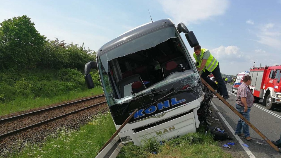 Samochód osobowy zderzył się z autokarem. Trwa akcja ratunkowa. Fot. Internauta