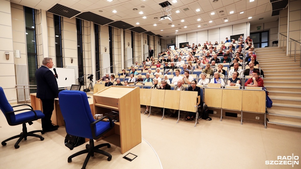 W spotkaniu z dziennikarzem śledczym wzięło udział około 100 osób. Zorganizował je Klub Myśli Swobodnej i Koło Naukowe AS z Uniwersytetu Szczecińskiego. Fot. Weronika Łyczywek [Radio Szczecin]