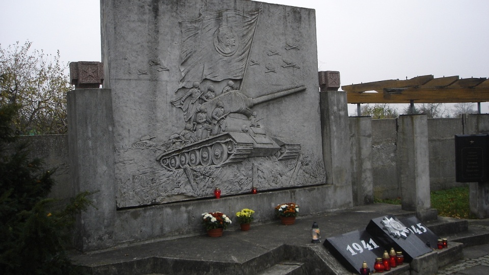 Płaskorzeźba na cmentarzu wojennym w Stargardzie. Fot. pl.wikipedia.org/Politykstargard