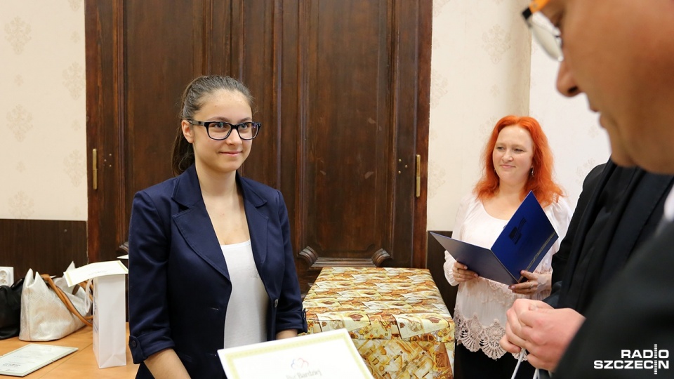 Uczniowie 1 LO w Szczecinie rekordzistami ogólnopolskiej akcji charytatywnej "Grosz do Grosza". Fot. Maciej Papke [Radio Szczecin]