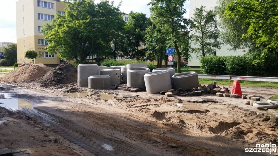 Po remoncie będzie zdecydowanie lepiej, powstaną nawet dodatkowe miejsca parkingowe. Trzeba jednak poczekać aż do października. Fot. Marek Borowiec [Radio Szczecin]