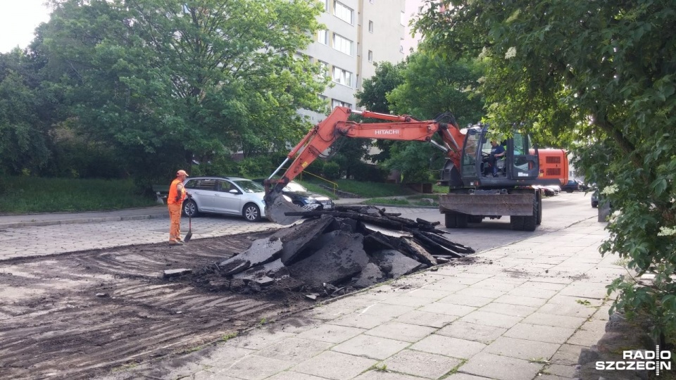Po remoncie będzie zdecydowanie lepiej, powstaną nawet dodatkowe miejsca parkingowe. Trzeba jednak poczekać aż do października. Fot. Marek Borowiec [Radio Szczecin]
