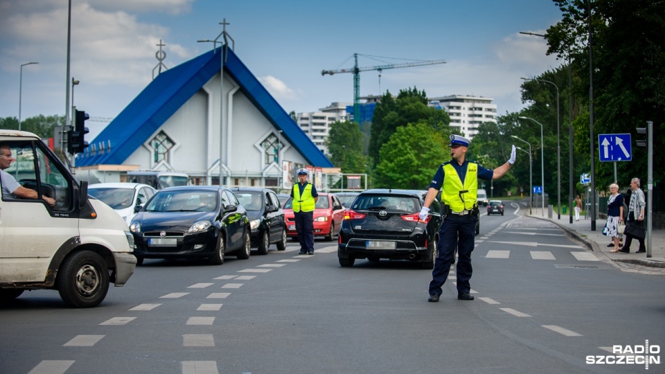 21 funkcjonariuszy drogówki z całego województwa w ramach konkursu kierowało we wtorek ruchem na skrzyżowaniu ulic Staszica i Ofiar Oświęcimia w Szczecinie. Fot. Olaf Nowicki [Radio Szczecin]