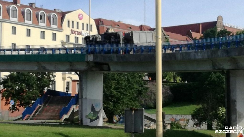 Ciężarówka wywróciła się na wjeździe na Trasę Zamkową w Szczecinie. Fot. Dawid Siwek [Radio Szczecin]