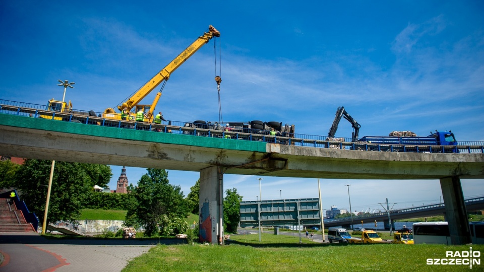 Ciężarówka wywróciła się na wjeździe na Trasę Zamkową w Szczecinie. Fot. Olaf Nowicki [Radio Szczecin]