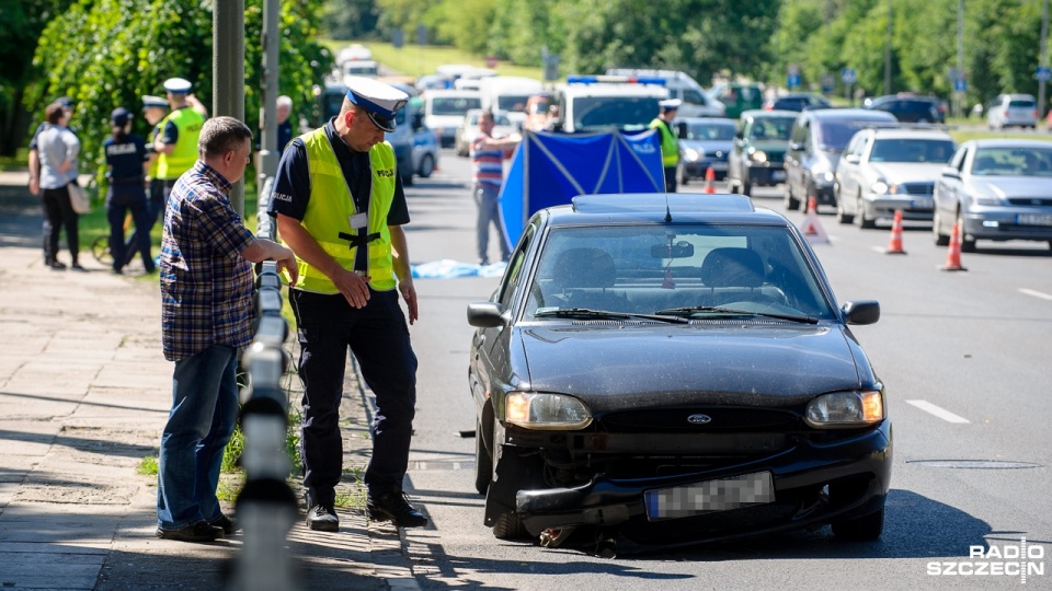 Potrącenie pieszego na ulicy 26 kwietnia w Szczecinie przy skrzyżowaniu z al. Bohaterów Warszawy. Fot. Olaf Nowicki [Radio Szczecin]