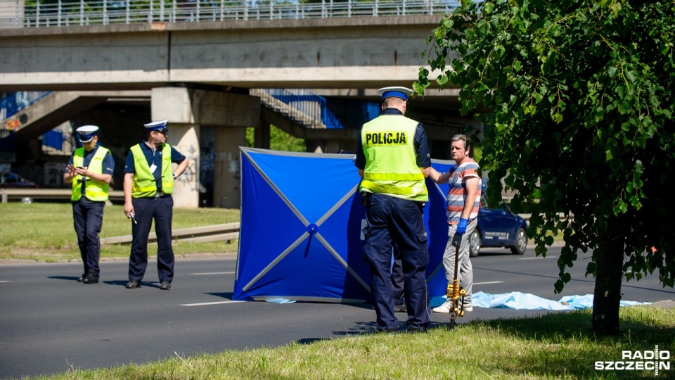 Potrącenie pieszego na ulicy 26 kwietnia w Szczecinie przy skrzyżowaniu z al. Bohaterów Warszawy. Fot. Olaf Nowicki [Radio Szczecin]