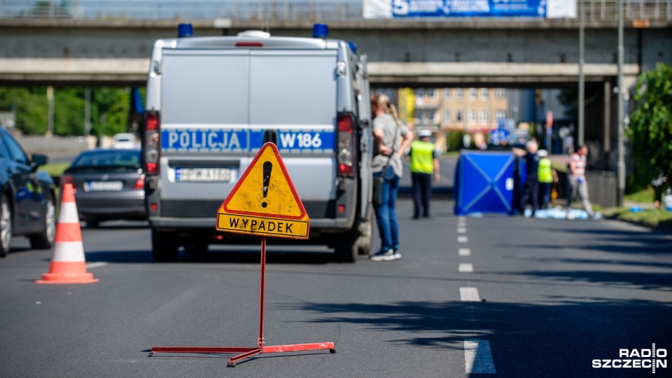 Potrącenie pieszego na ulicy 26 kwietnia w Szczecinie przy skrzyżowaniu z al. Bohaterów Warszawy. Fot. Olaf Nowicki [Radio Szczecin]