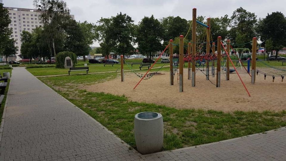 Wcześniej stanęły tam siłownia pod chmurką oraz urządzenie do street workoutu. Alejki zostały utwardzone, pojawiły się też ławki i kosze na śmieci. Fot. ZUK