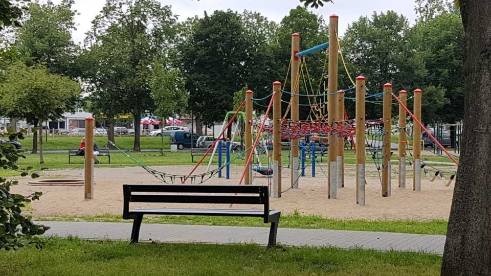Wcześniej stanęły tam siłownia pod chmurką oraz urządzenie do street workoutu. Alejki zostały utwardzone, pojawiły się też ławki i kosze na śmieci. Fot. ZUK