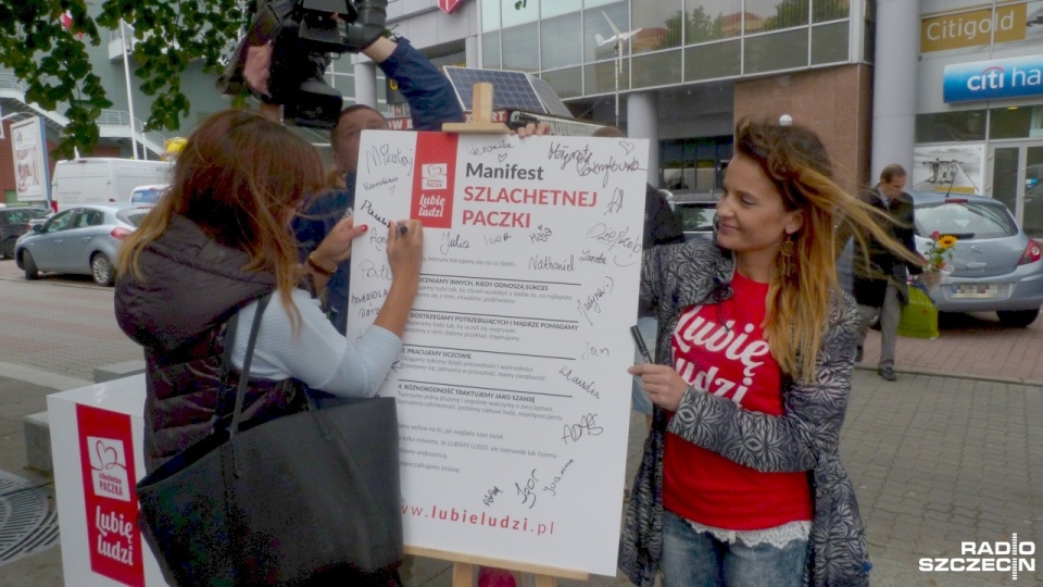 W Szczecinie happening promujący akcję odbył się na Placu Rodła - przez ponad godzinę zbierano podpisy pod specjalnym manifestem. Fot. Adam Wosik [Radio Szczecin]