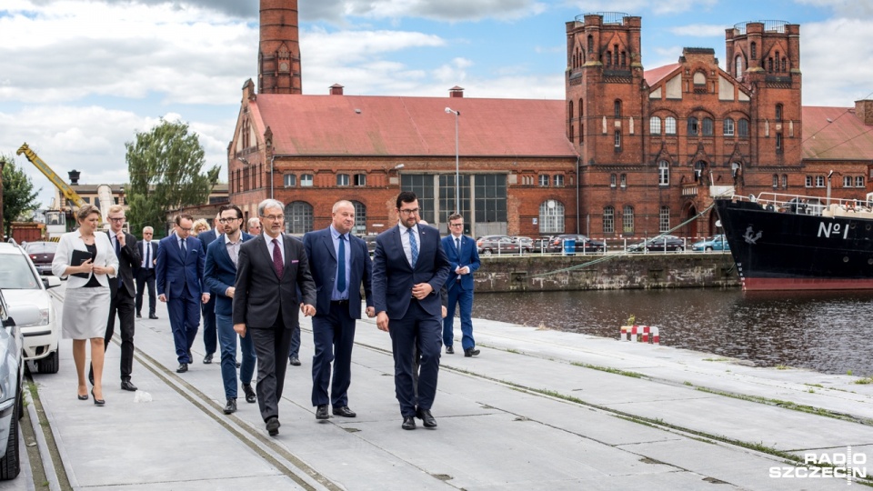 Podpisanie umowy ws. inwestycji w torowiska wiodące do portów w regionie. Fot. Weronika Łyczywek [Radio Szczecin]