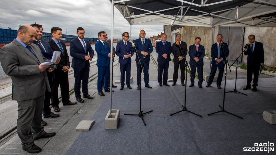 Podpisanie umowy ws. inwestycji w torowiska wiodące do portów w regionie. Fot. Weronika Łyczywek [Radio Szczecin]