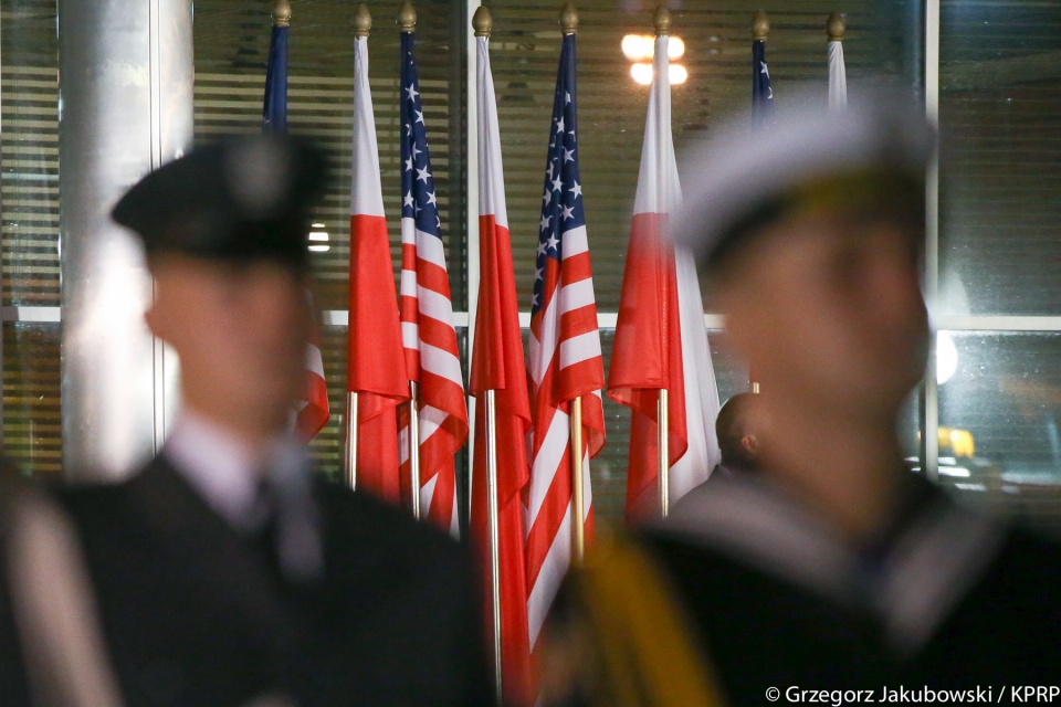 Oczekiwanie na przylot prezydenta USA do Polski. Fot. Grzegorz Jakubowski/KPRP, źródło: www.prezydent.pl