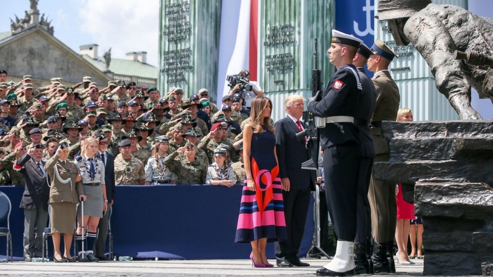 Donald Trump przemawia przed pomnikiem Powstania Warszawskiego. Fot. Grzegorz Jakubowski / KPRP