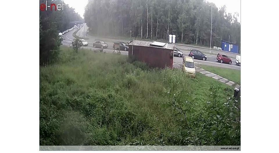 Przed karsiborską przeprawą w kierunku Świnoujścia ustawiła się już spora kolejka. Na podpływające promy trzeba czekać już niemal godzinę. Fot. kamery.j23.eu/lewobrzeze
