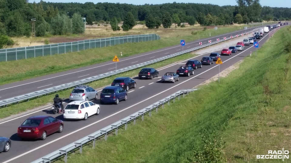 Po godzinie 17 około dwukilometrowy korek ustawił się na obwodnicy Troszyna, Parłówka i Ostromic. Fot. Marek Borowiec [Radio Szczecin]