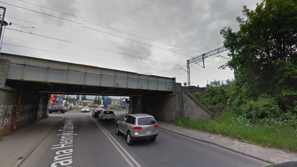 Wiadukt kolejowy na ul. Dąbrowskiego w Szczecinie. Fot. www.google.pl/maps