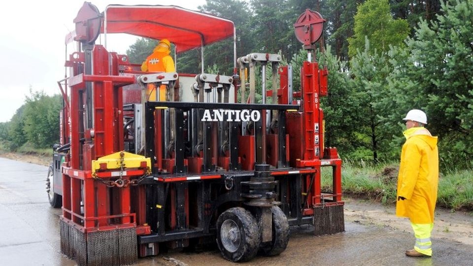 Specjalne łamacze wyposażone są w 12 młotów, które kruszą nawierzchnię na odpowiednią grubość. Fot. ZZDW w Koszalinie