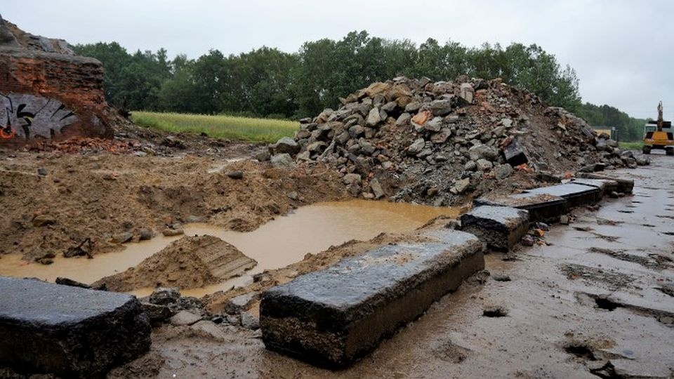 Specjalne łamacze wyposażone są w 12 młotów, które kruszą nawierzchnię na odpowiednią grubość. Fot. ZZDW w Koszalinie