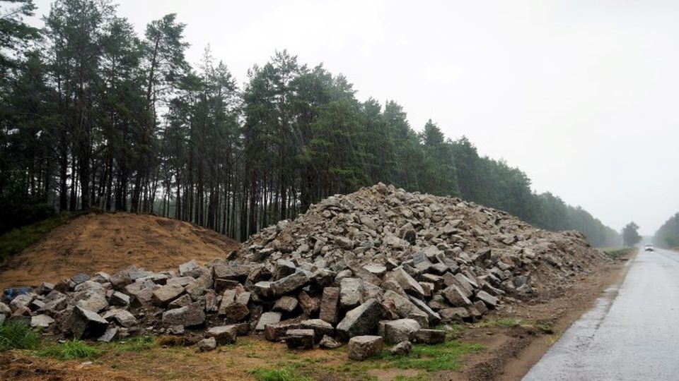 Specjalne łamacze wyposażone są w 12 młotów, które kruszą nawierzchnię na odpowiednią grubość. Fot. ZZDW w Koszalinie