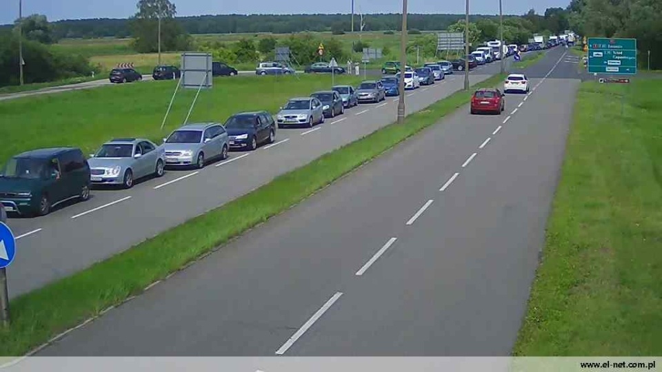 Z podobnymi zatorami zmagają się też kierowcy jadący do i opuszczający Świnoujście przez karsiborską przeprawę. Na podpływające promy można tam czekać nawet godzinę. Fot. el-net.com.pl