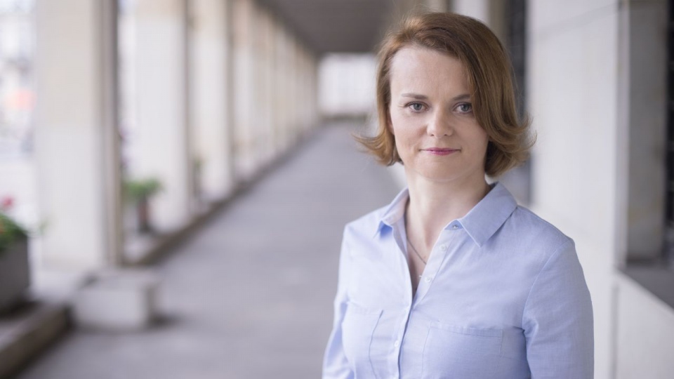 Wiceminister rozwoju Jadwiga Emilewicz ma nadzieję, że będzie to realna rewolucja. W jej ocenie, jeśli szkoła zawodowa ma kształcić wysoko wykwalifikowanych pracowników musi widzieć, co się dzieje we współczesnym przemyśle. źródło: www.mr.gov.pl