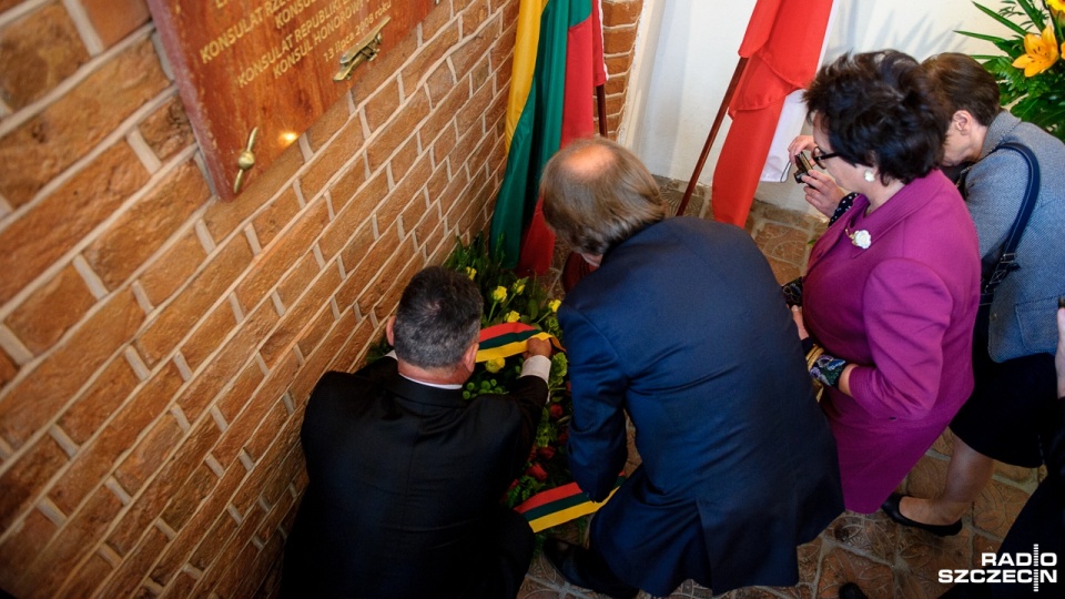 W uroczystości wziął też udział m.in. ambasador Litwy w Polsce i złożył też kwiaty pod tablicą upamiętniającą pilotów, która znajduje się w katedrze. Fot. Olaf Nowicki [Radio Szczecin]