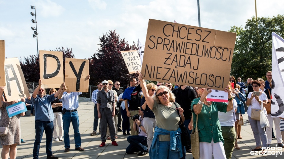 Manifestacja totalnej opozycji przeciw „zawłaszczaniu sądów przez PiS” przyciągnęła na plac Solidarności kilkadziesiąt osób solidaryzujących się z manifestującymi w Warszawie. Fot. Weronika Łyczywek [Radio Szczecin]