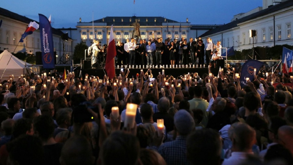Protest przeciwko reformie sądownictwa odbył się w czwartek wieczorem przed Pałacem Prezydenckim w Warszawie. Źródło fot. www.twitter.com/platforma_org