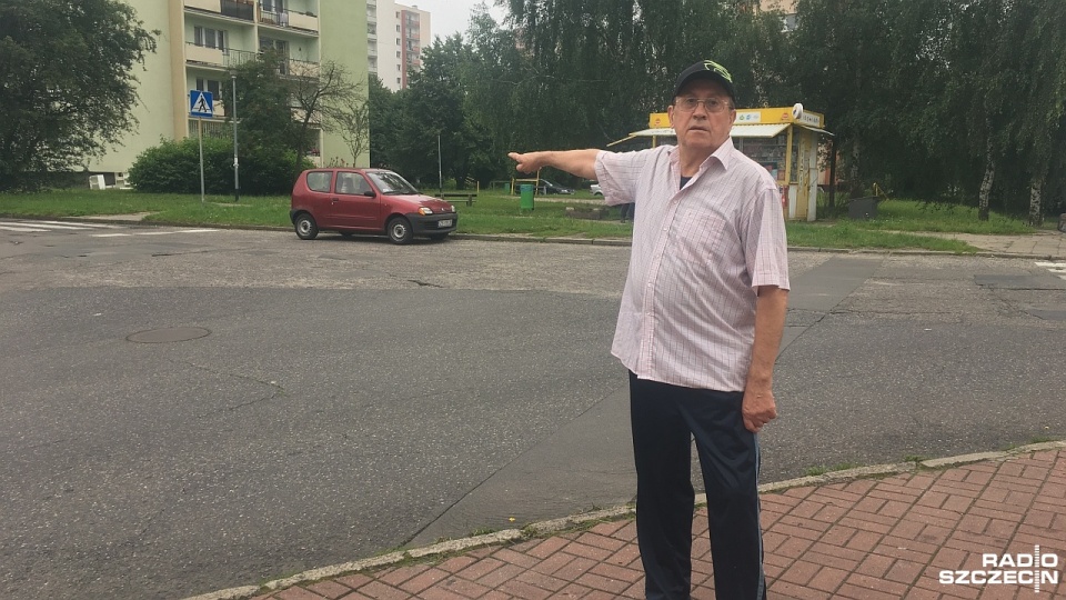 Pan Wacław wyszedł z Piniem na spacer w okolicach ulicy Santockiej. Fot. Anna Łukaszek [Radio Szczecin]
