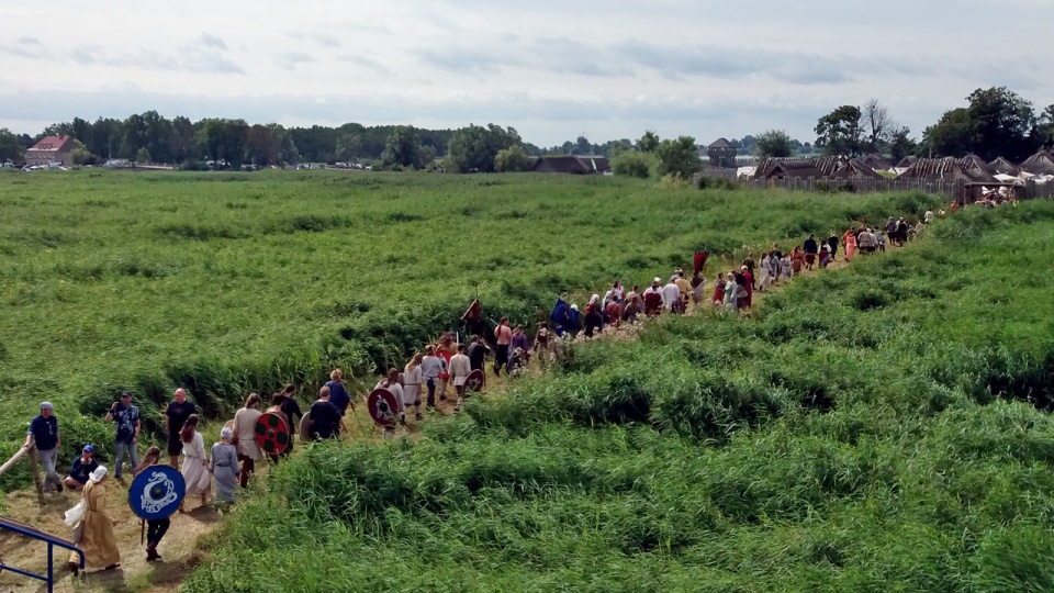 Będą walki wojów i pokazy rzemiosła. W Wolinie rozpoczął się 23. Festiwal Słowian i Wikingów. Hasło tegorocznej edycji to "Od szkutnika do chąśnika". Fot. Andrzej Ryfczyński [iswinoujscie.pl]