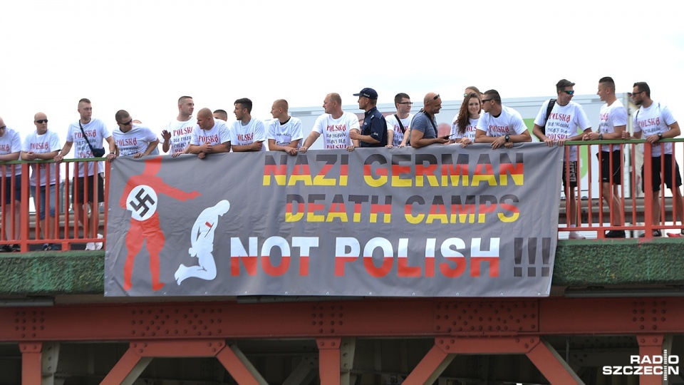 Akcja kibiców i przedstawicieli ONR. Fot. Łukasz Szełemej [Radio Szczecin]