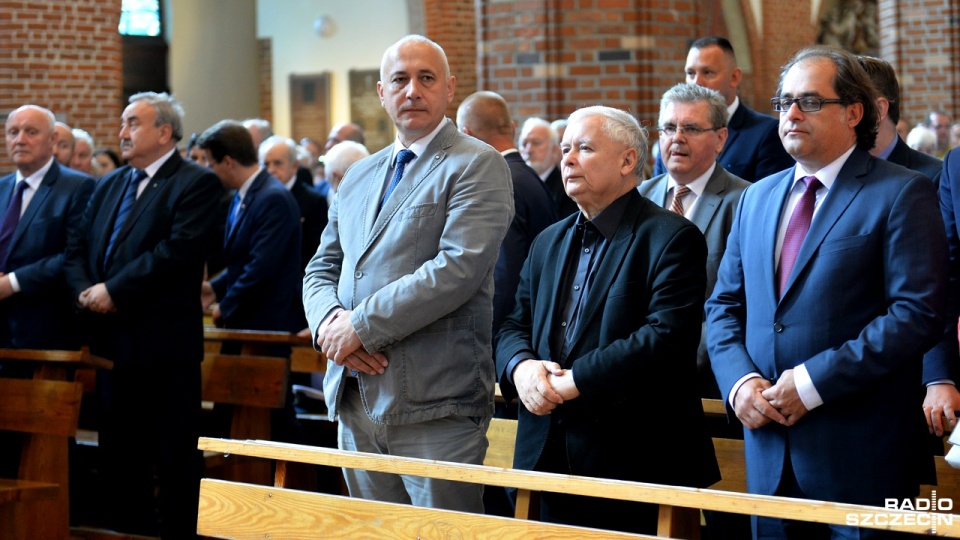 W mszy św. uczestniczyli m.in. Jarosław Kaczyński, Joachim Brudziński i minister gospodarki morskiej i żeglugi śródlądowej Marek Gróbarczyk. Fot. Łukasz Szełemej [Radio Szczecin]