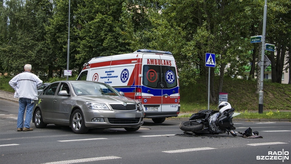 Kierowca wymusił pierwszeństwo, ranny motocyklista. Fot. Olaf Nowicki [Radio Szczecin]