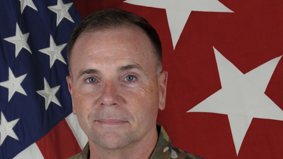Generał Frederick Benjamin Hodges służył m.in. w słynnej amerykańskiej 101. Dywizji Powietrzno-Desantowej. Kilkakrotnie był na misjach w Iraku i Afganistanie. Od listopada 2014 roku pełni funkcję szefa sił lądowych USA w Europie i wkrótce kończy trzyletni