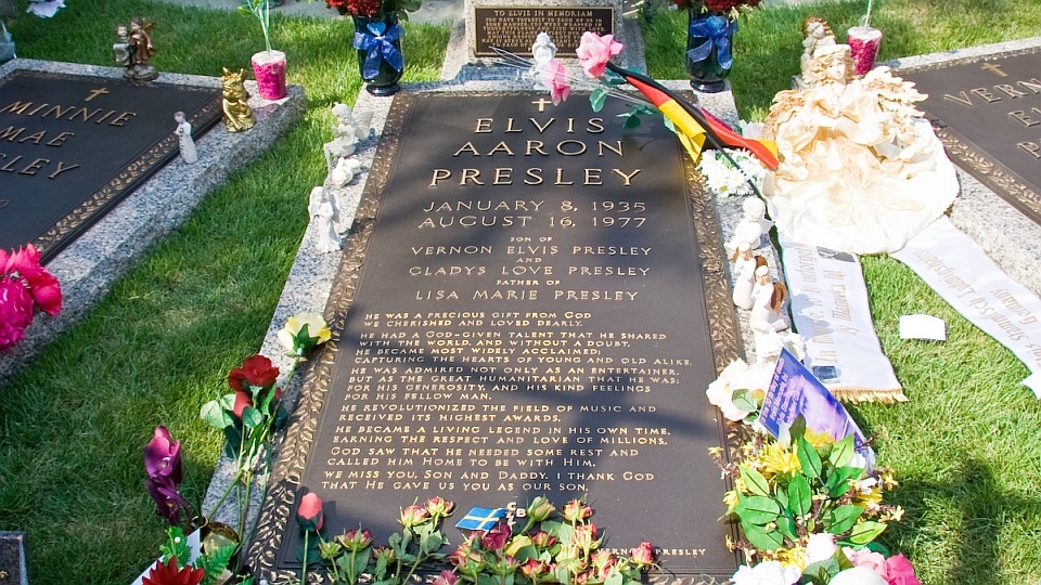 Tysiące fanów Elvisa już we wtorek przybyło do posiadłości Graceland w Memphis, by pochylić się nad grobem Króla Rock and Rolla, przejść przez Ogród Medytacji i zapalić świecę na cześć swego idola. Fot. pl.wikipedia.org/Cybjorg
